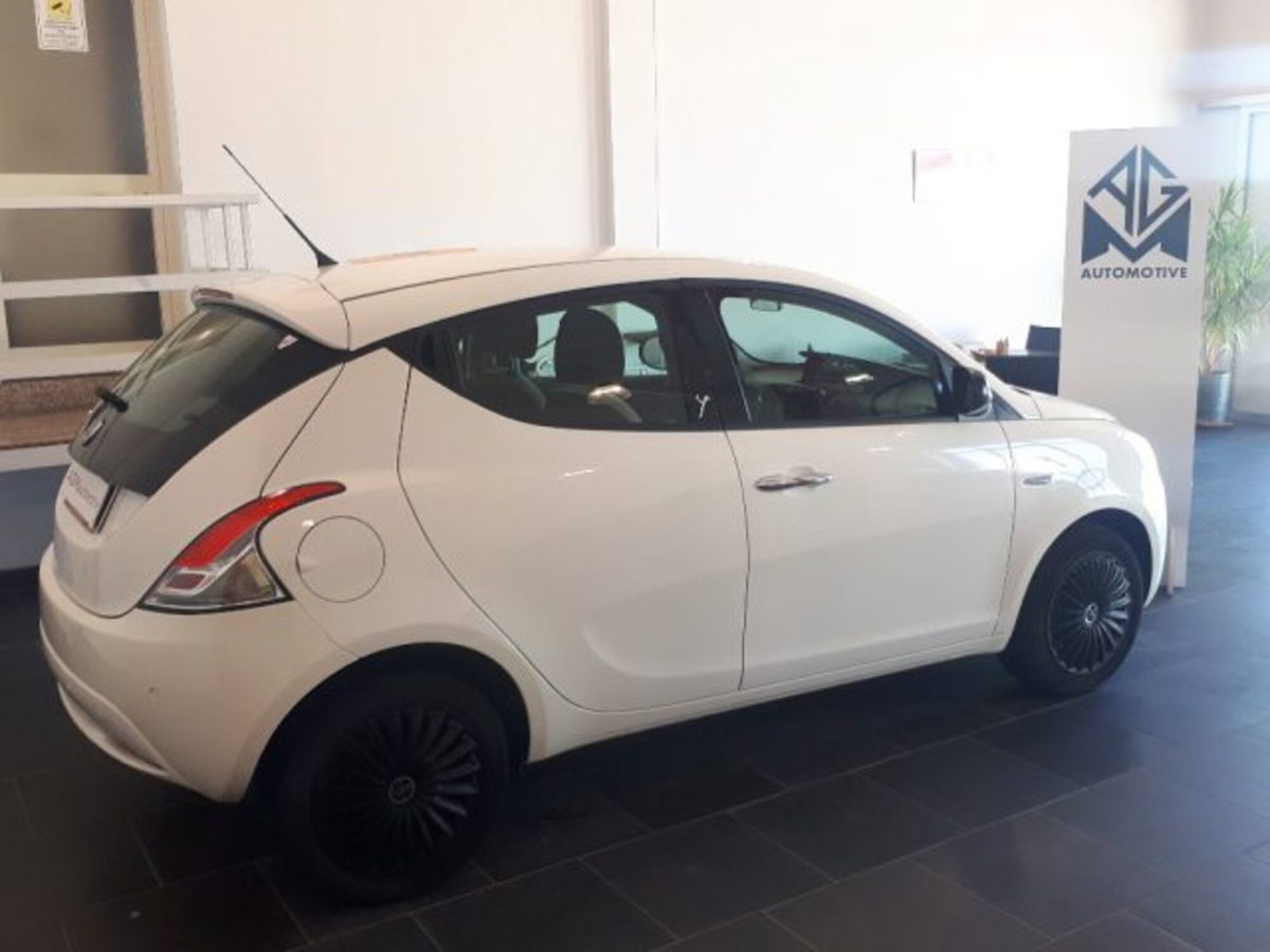 Lancia Ypsilon 1.3 MJT 16V 95 CV 5 porte S&S Silver (2)
