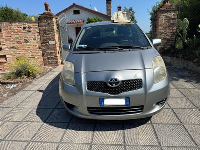Toyota Yaris 1.D-4D 5 porte Sol (3)