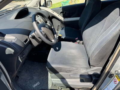 Toyota Yaris 1.D-4D 5 porte Sol (9)