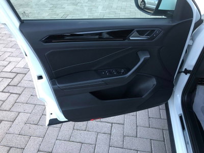 Volkswagen T-Roc 2.0 tdi R-Line 115cv (10)