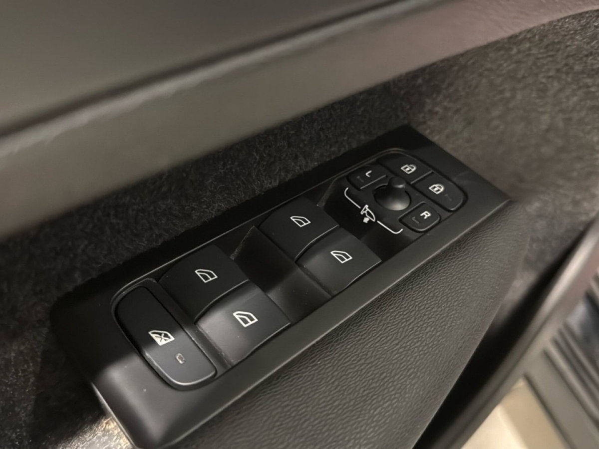 Volvo XC40 T5 Recharge Plug-in Hybrid R-design (19)