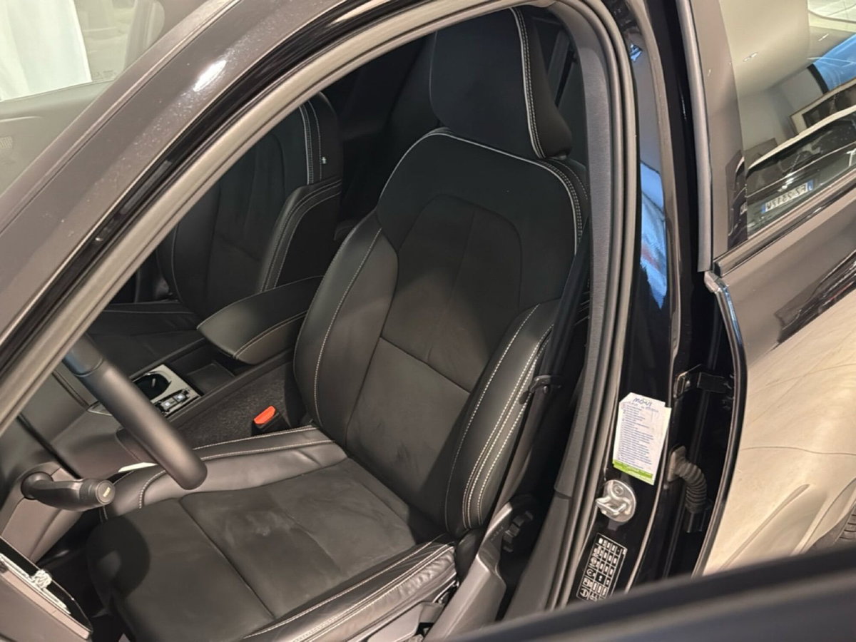 Volvo XC40 T5 Recharge Plug-in Hybrid R-design (3)