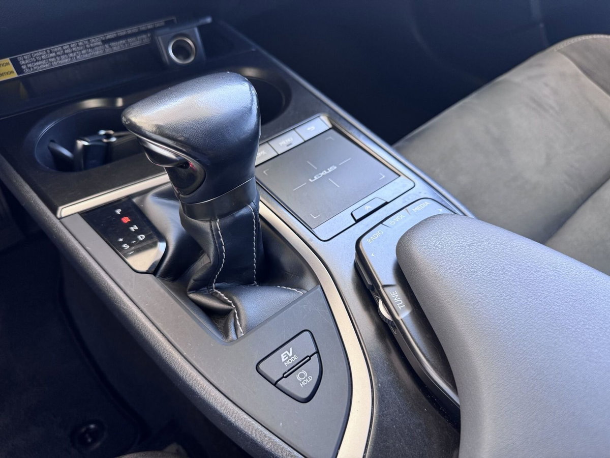 Lexus UX Hybrid 4WD Luxury (13)