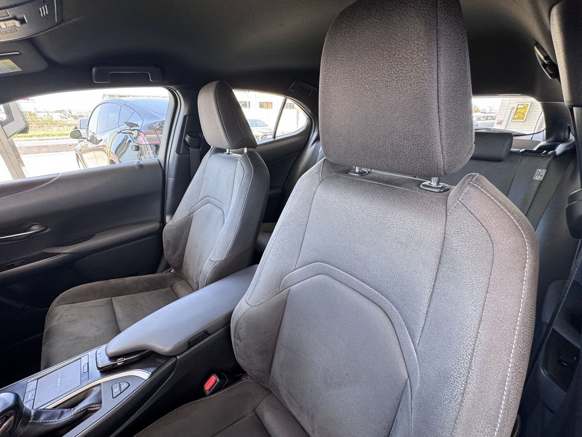Lexus UX Hybrid 4WD Luxury (9)