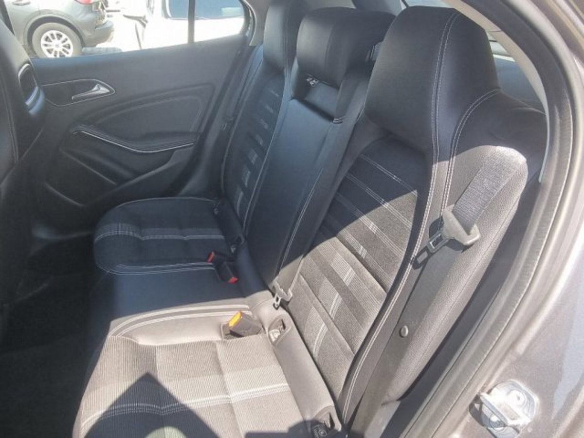 Mercedes-Benz GLA SUV 200 d Automatic Premium (11)