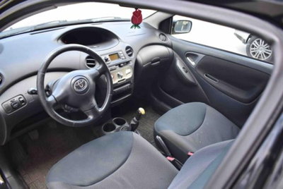 Toyota Yaris 16V cat 3 porte Sol (6)