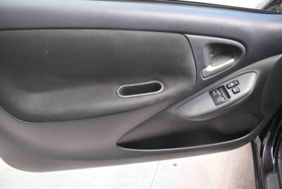 Toyota Yaris 16V cat 3 porte Sol (7)