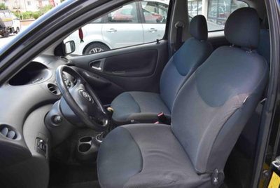 Toyota Yaris 16V cat 3 porte Sol (8)