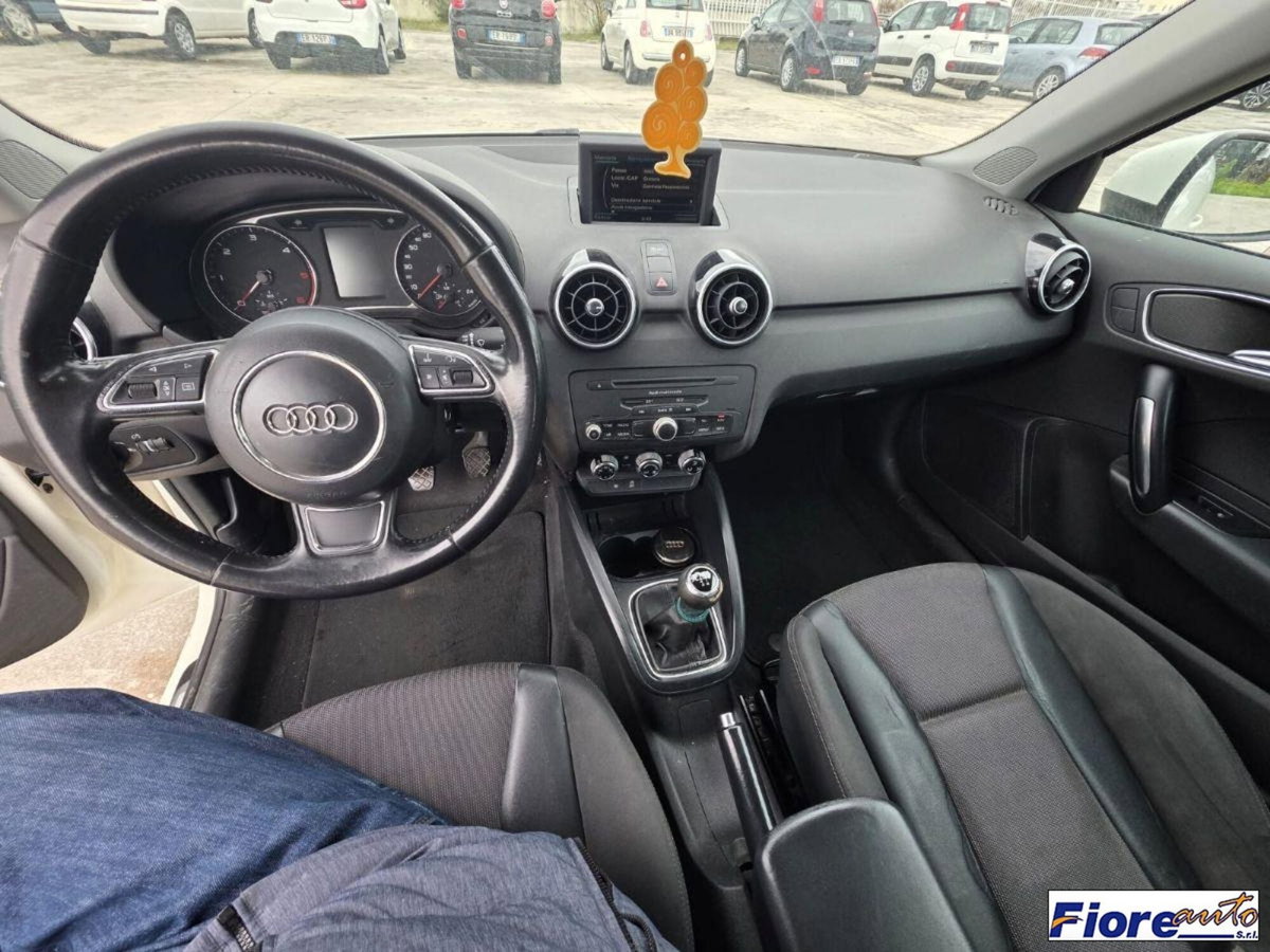 Audi A1 1.6 TDI 105 CV Attraction (12)
