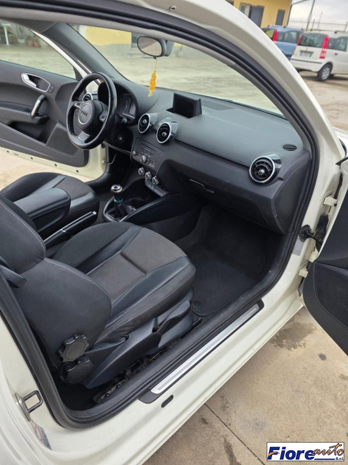 Audi A1 1.6 TDI 105 CV Attraction (19)