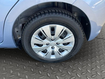 Toyota Yaris 1.D-4D 5 porte Lounge M-MT (9)