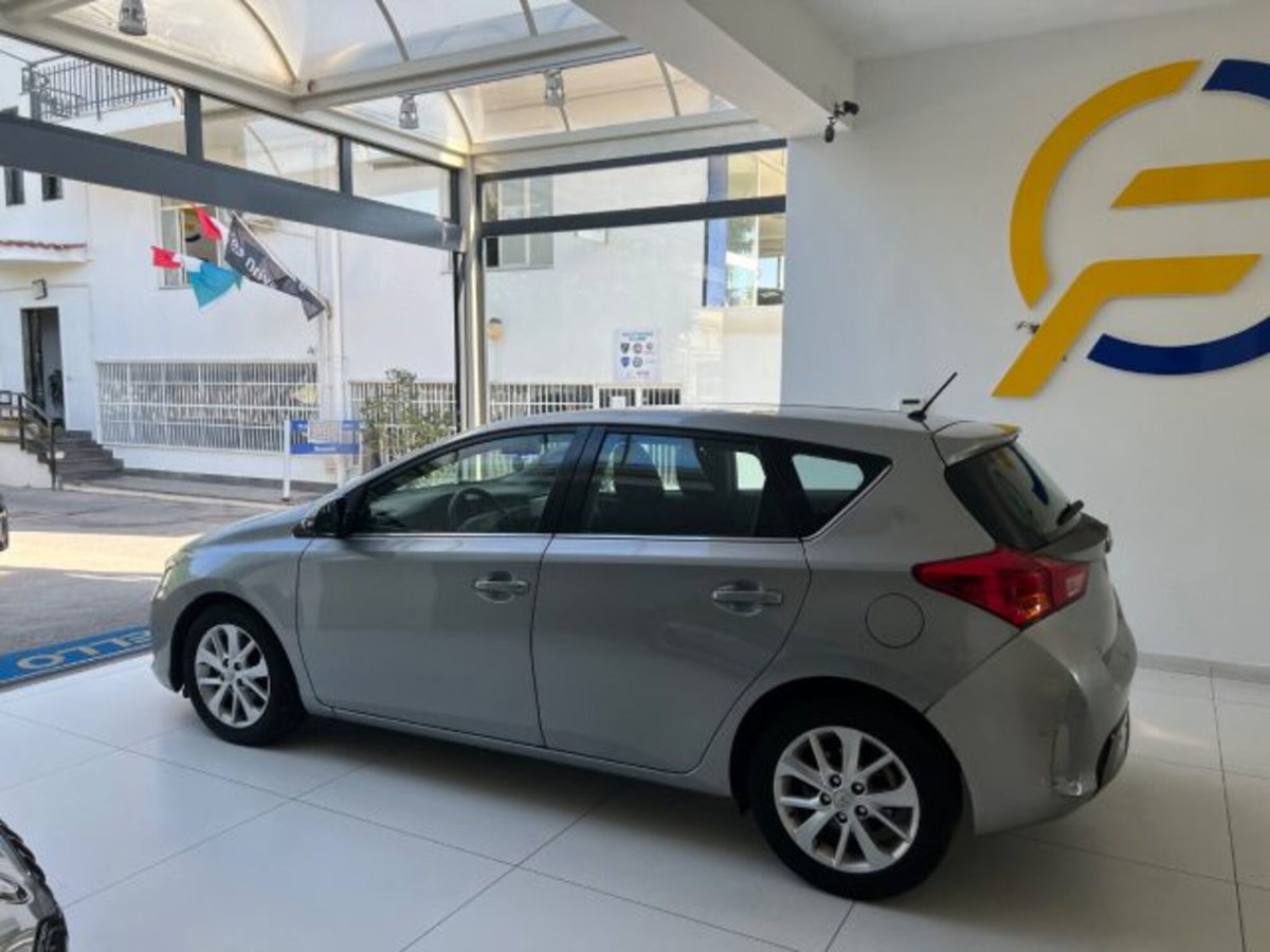 Toyota Auris 1.4 D-4D 5 porte (15)