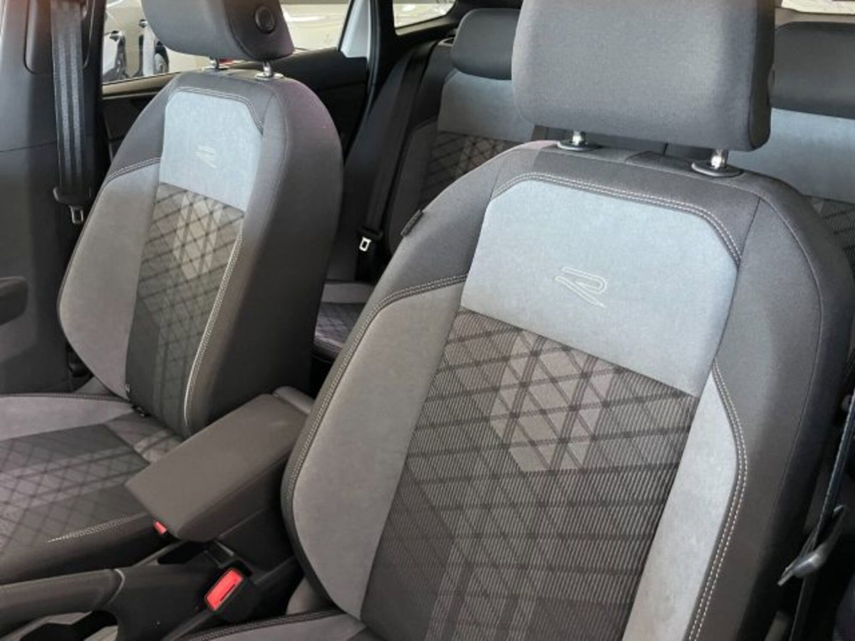 Volkswagen Taigo 1.0 tsi R-Line 115cv (15)