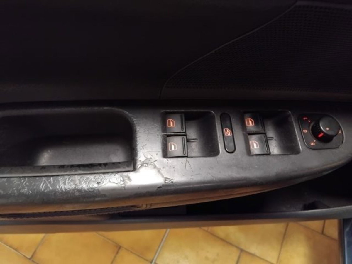 Volkswagen Golf 1.6 16V FSI 5p. Sportline (18)