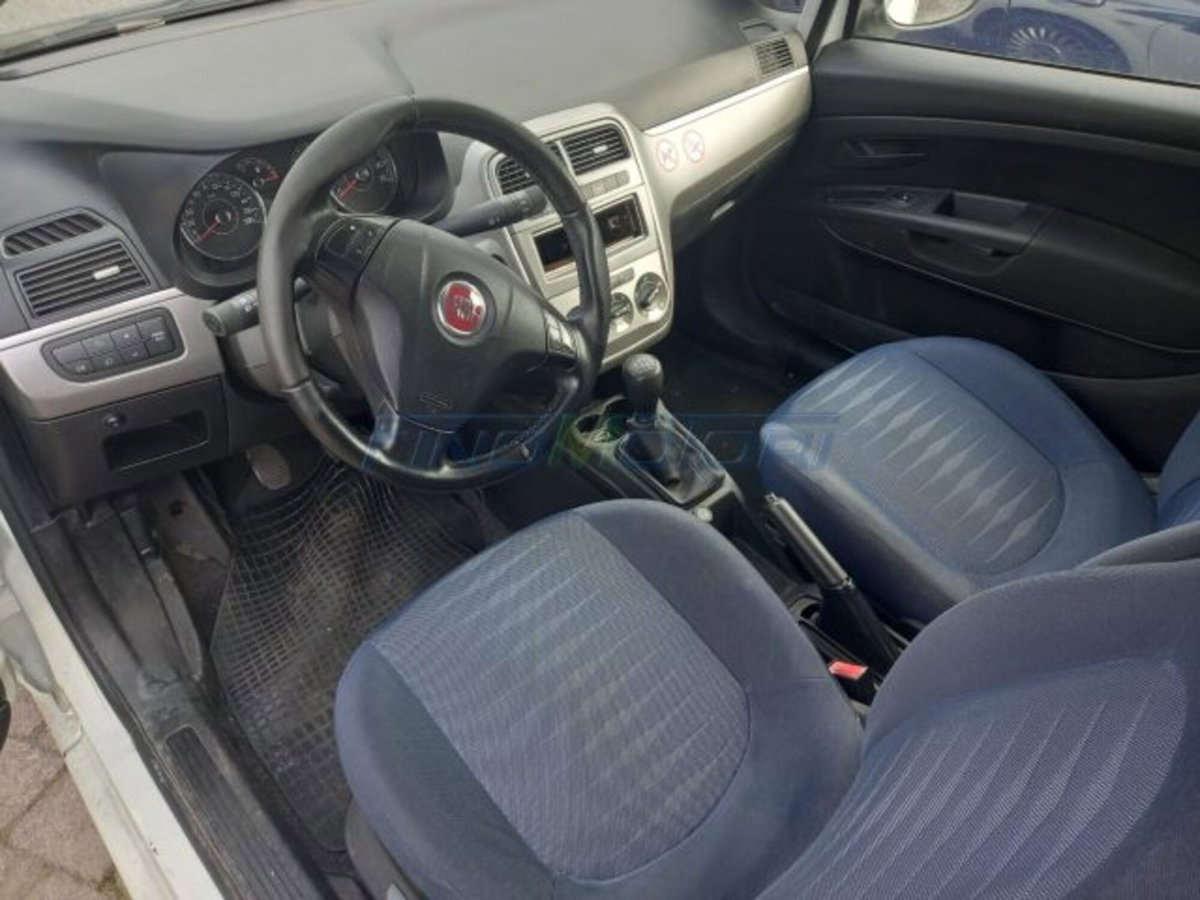 Fiat Punto 1.3 MJT II 75 CV 3 porte Easy (5)