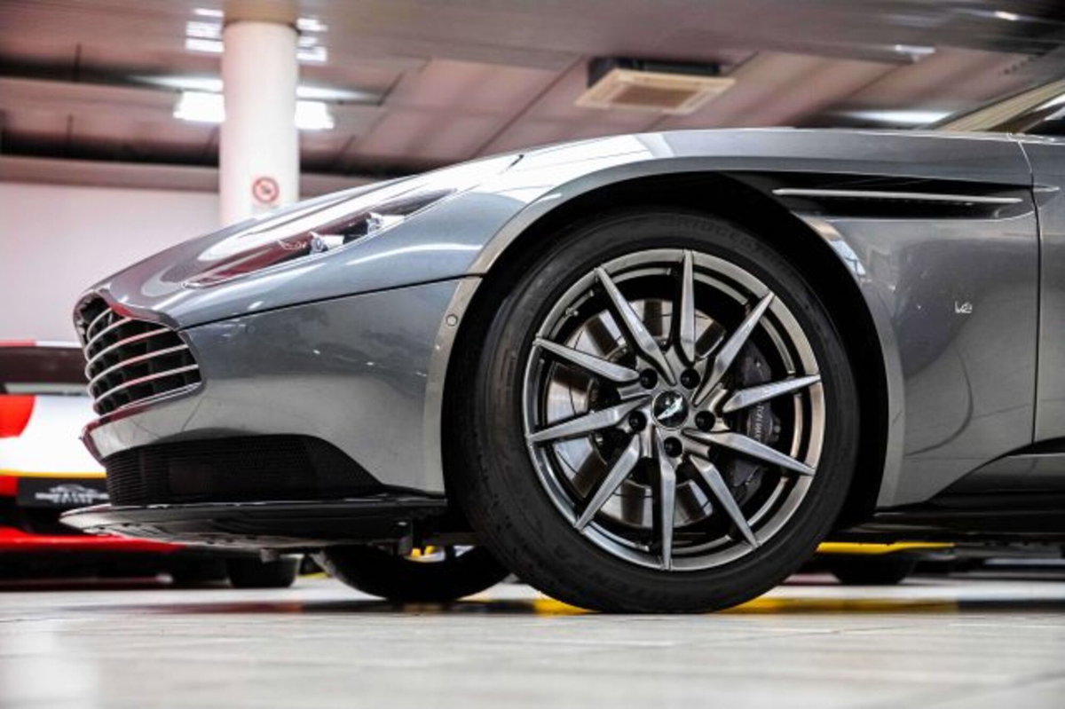 Aston Martin DB11 DB11 V12 AMR Coupé (8)