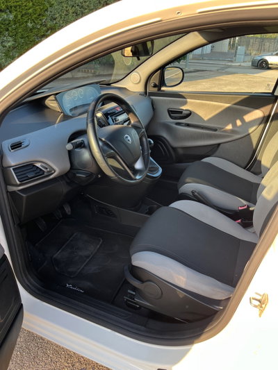 Lancia Ypsilon 1.2 69 CV 5 porte Silver (6)