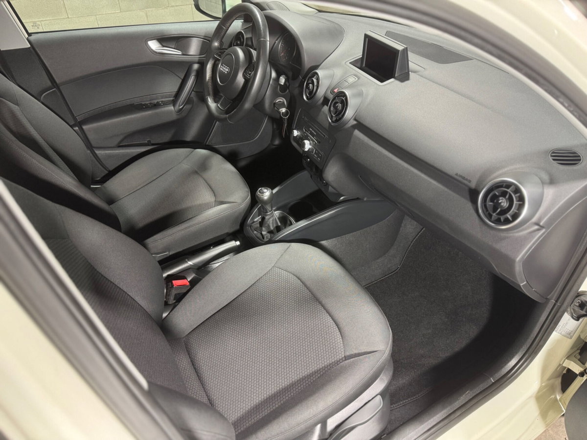 Audi A1 1.6 TDI Ambition (12)