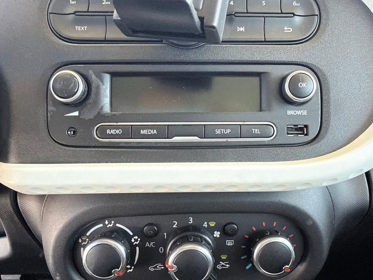 Renault Twingo 1.0 SCe Live (15)