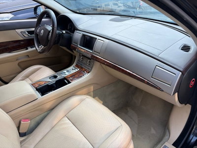 Jaguar XF 3.0 V6 Luxury (11)