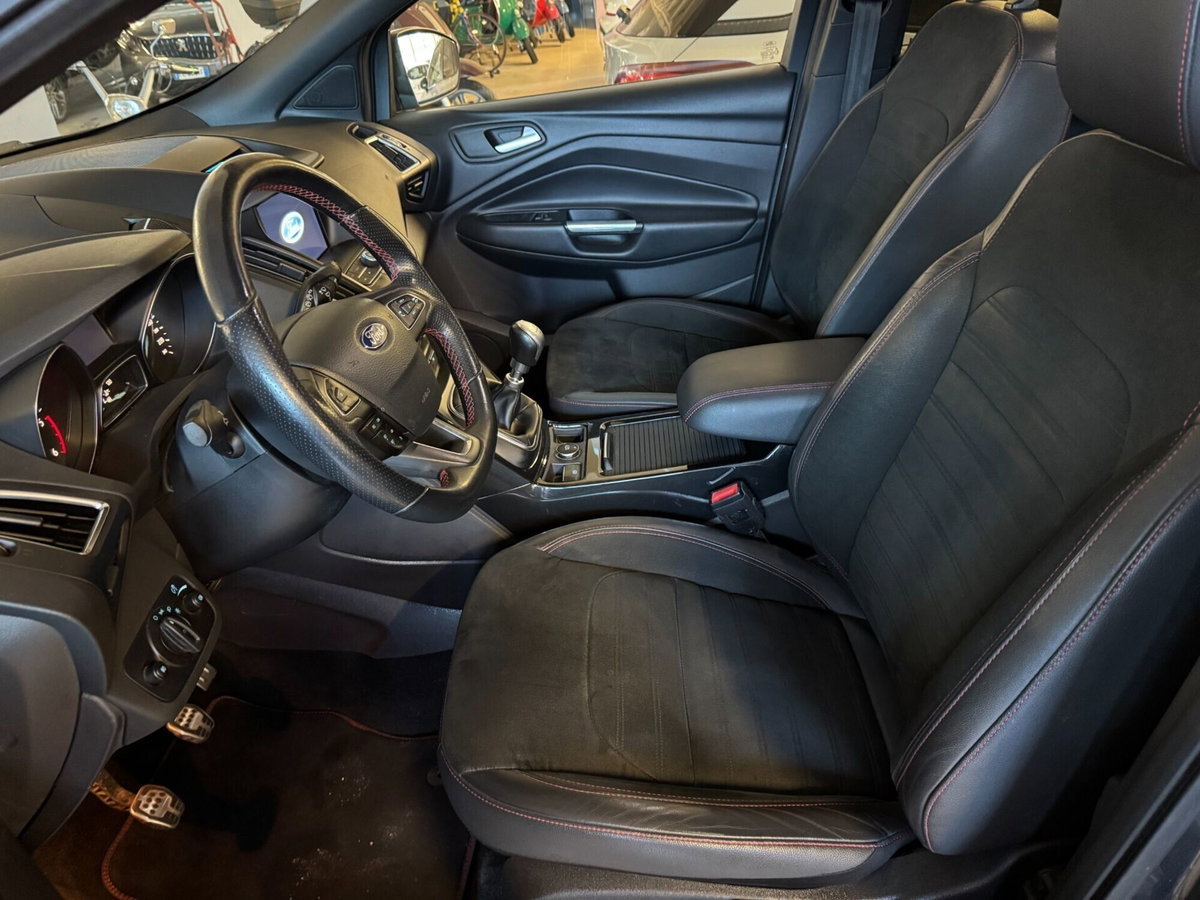 Ford Kuga 1.5 TDCI 120 CV S&S 2WD ST-Line (10)
