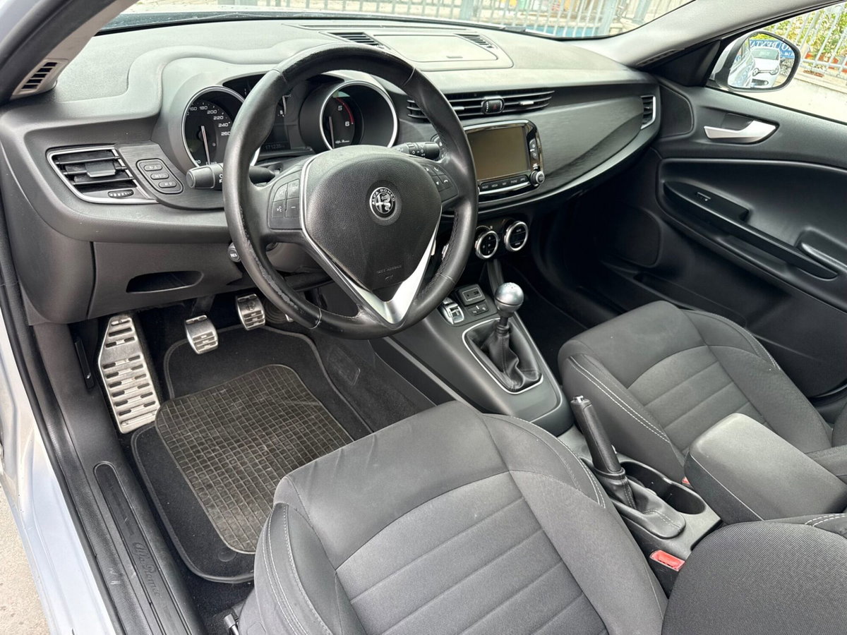 Alfa Romeo Giulietta 1.6 JTDm-2 Distinctive (9)