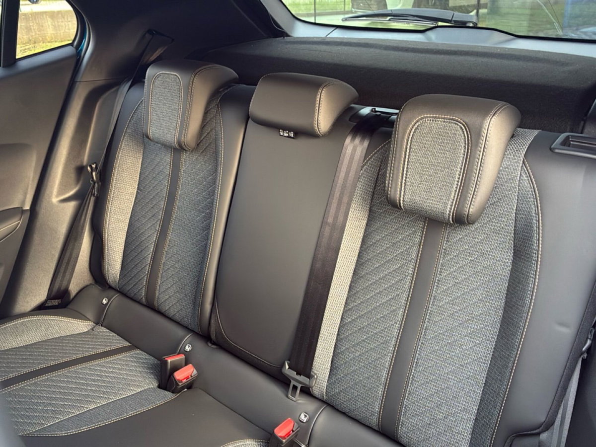 Peugeot 2008 1.2 hybrid Allure 145cv e-dcs6 (10)