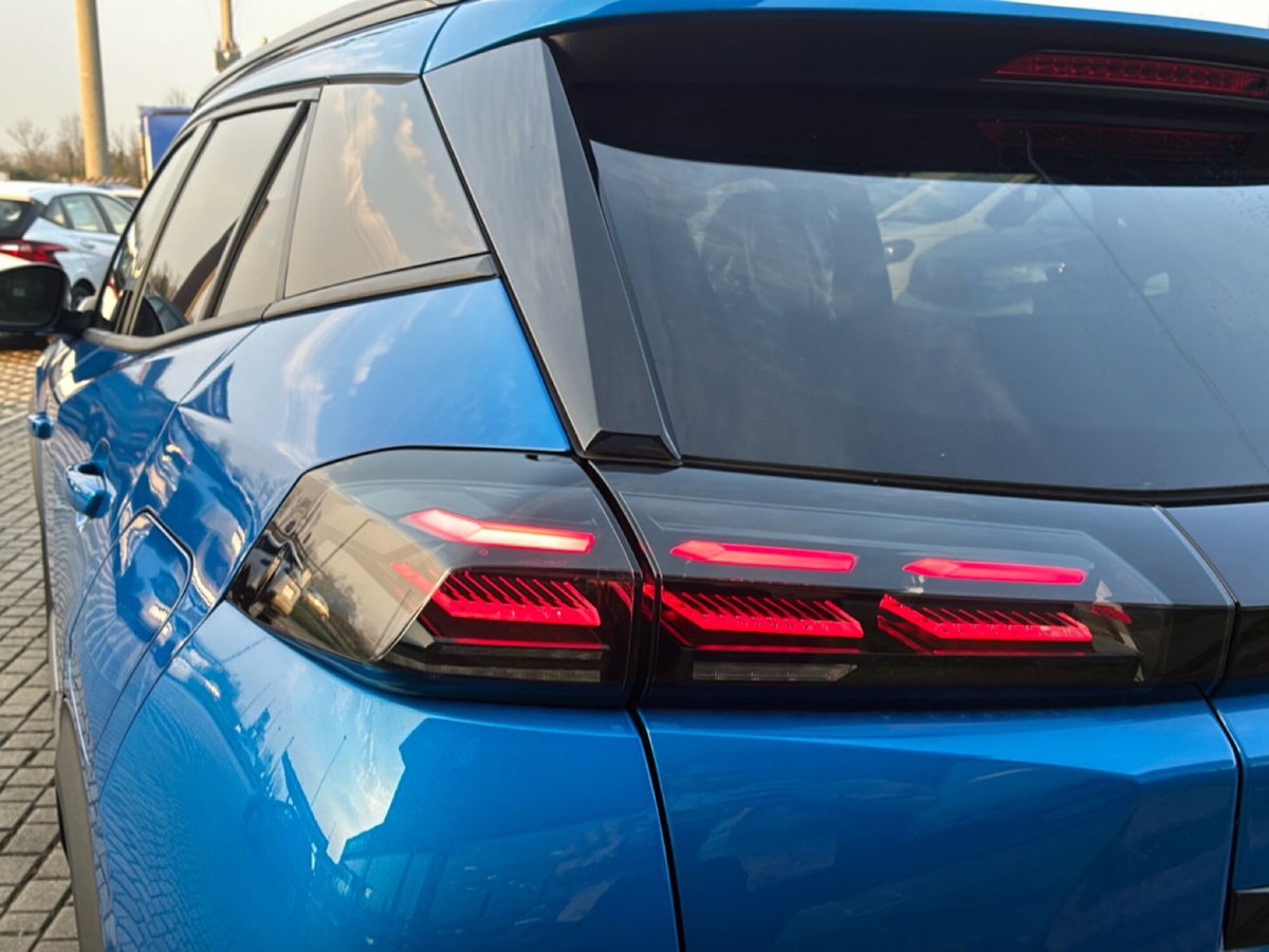 Peugeot 2008 1.2 hybrid Allure 145cv e-dcs6 (6)