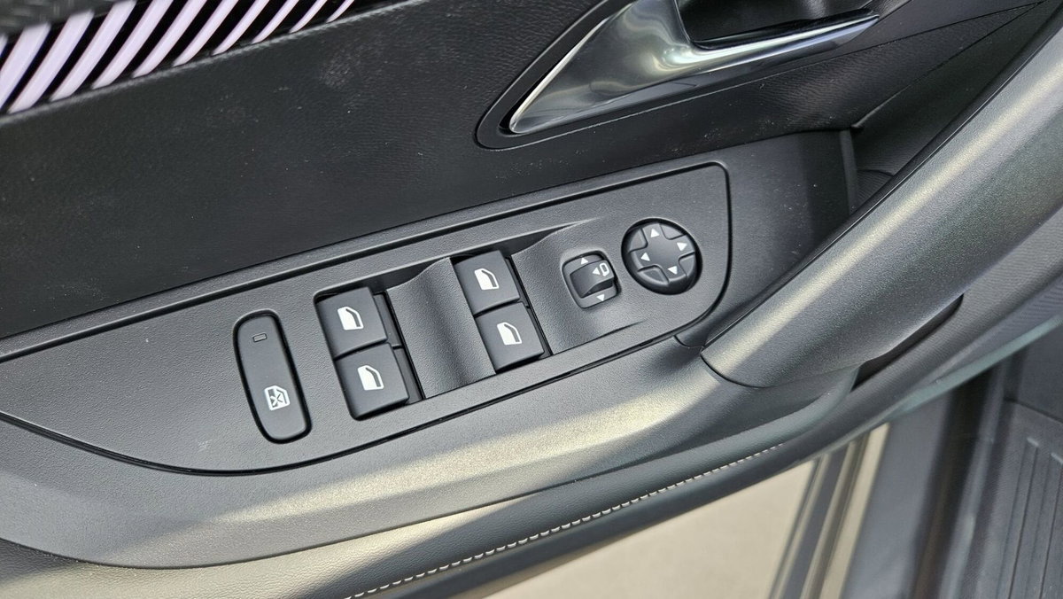 Peugeot 2008 1.2 hybrid Allure 145cv e-dcs6 (19)