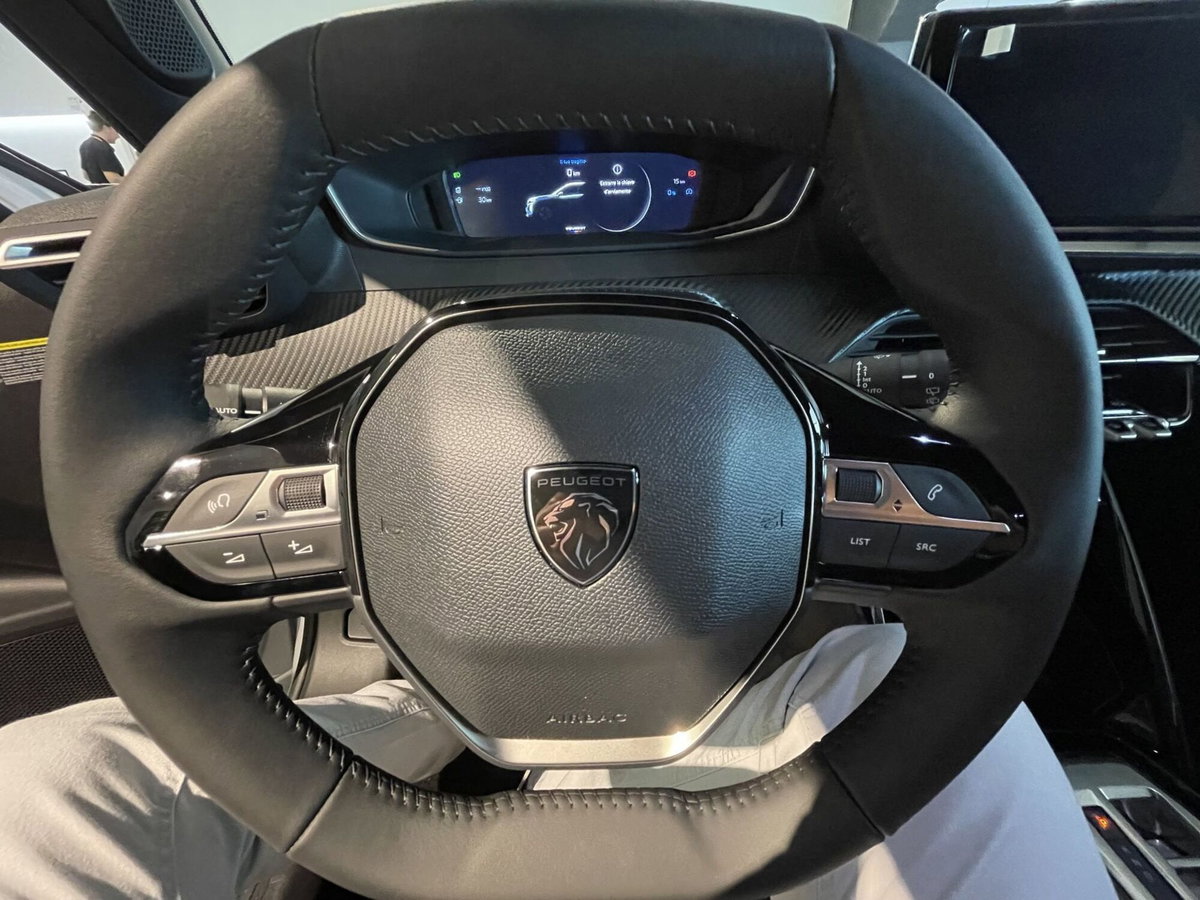 Peugeot 2008 1.2 hybrid Allure 145cv e-dcs6 (9)