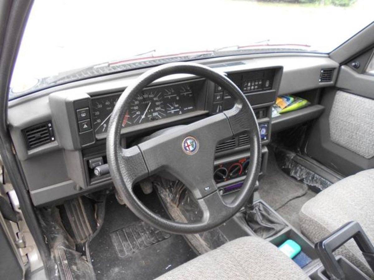 Alfa Romeo 75 1.6 (14)