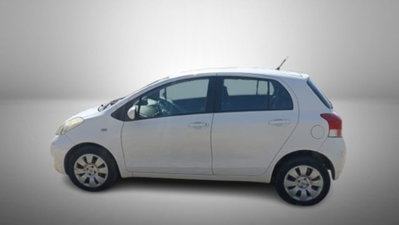 Toyota Yaris 1.0 5 porte (4)