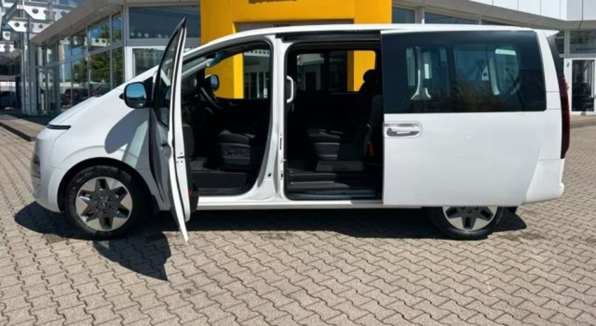 Hyundai Staria 1.6 hev 2wd auto (11)