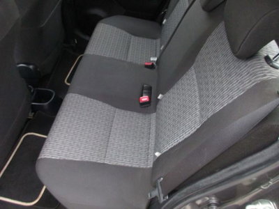 Toyota Yaris 1.D-4D 5 porte Lounge (11)