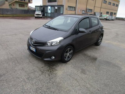 Toyota Yaris 1.D-4D 5 porte Lounge (2)