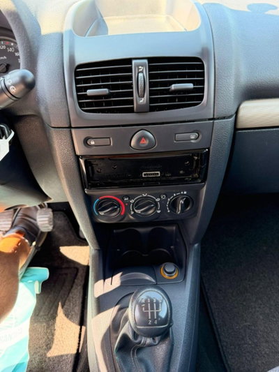 Renault Clio 1.2 16V 3 porte Confort (11)