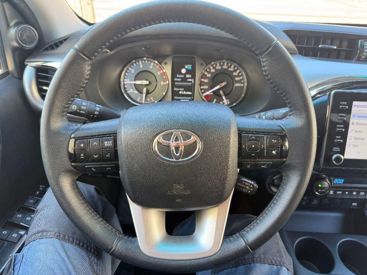 Toyota Hilux 2.d-4d SC 4xComfort (12)