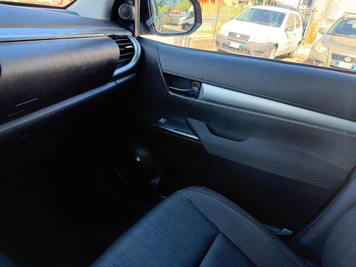 Toyota Hilux 2.d-4d SC 4xComfort (14)