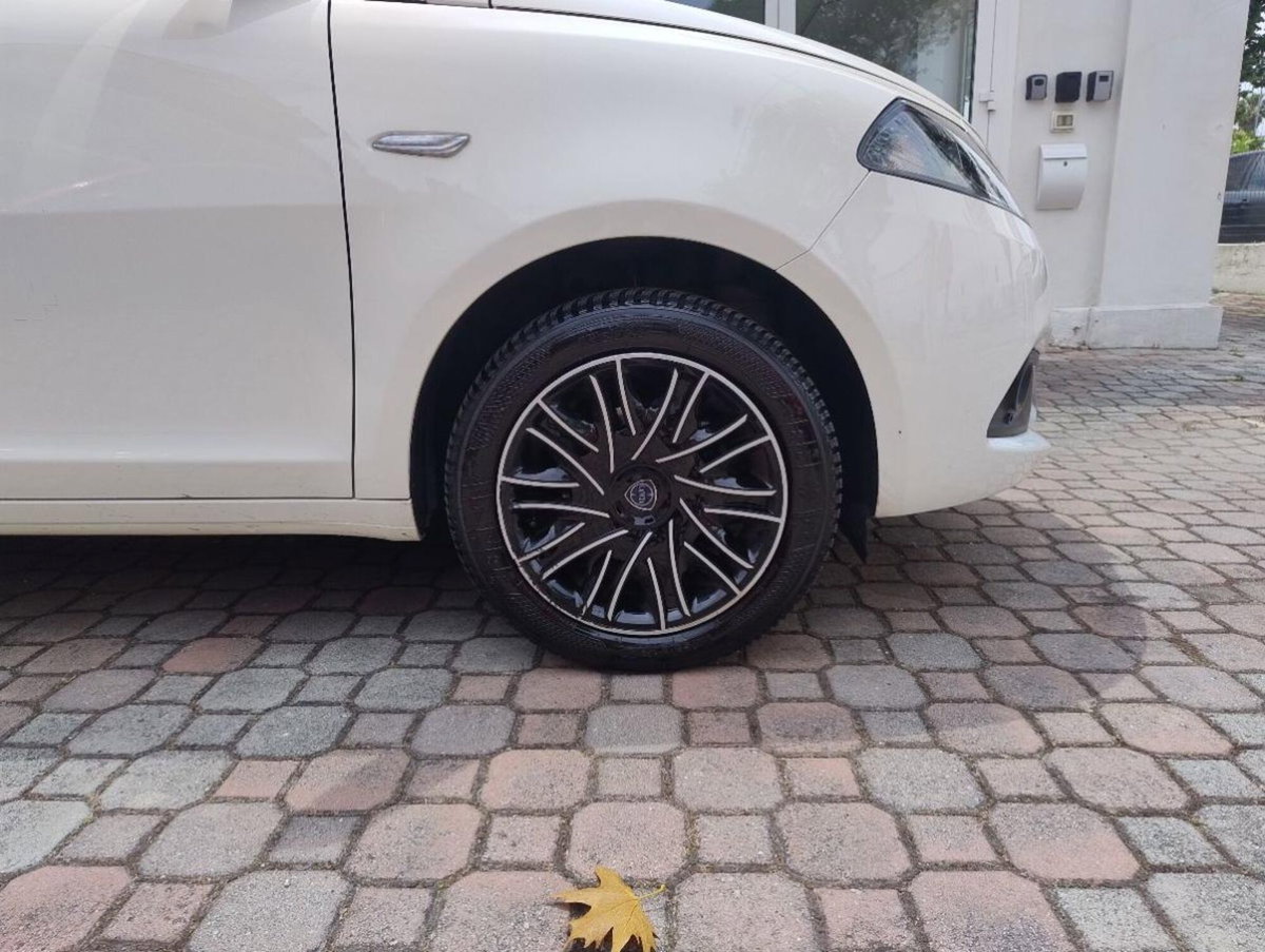 Lancia Ypsilon 1.0 FireFly 5 porte S&S Hybrid Gold Plus (2)