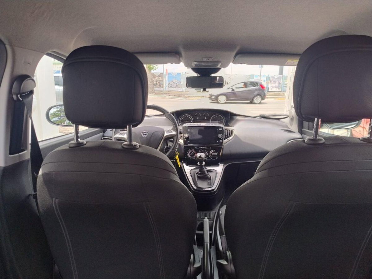 Lancia Ypsilon 1.0 FireFly 5 porte S&S Hybrid Gold Plus (9)