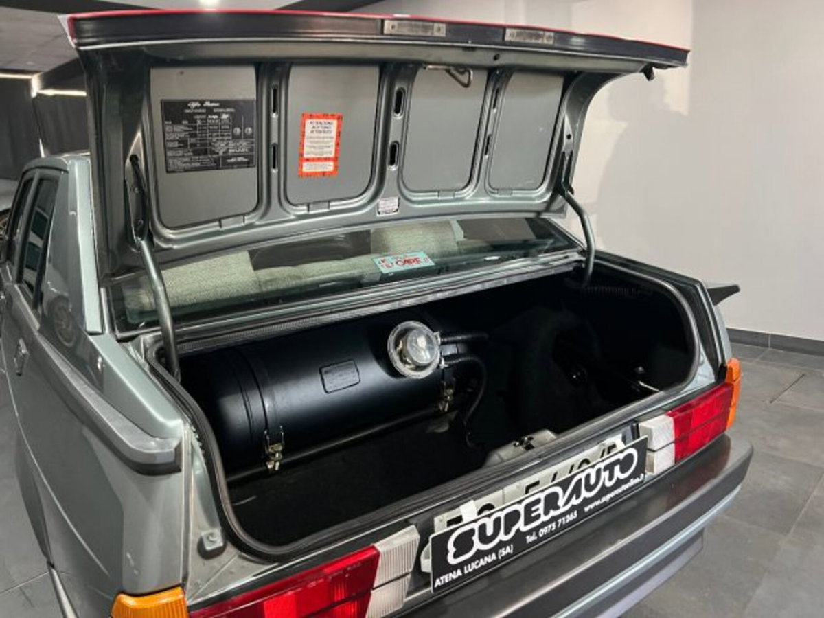 Alfa Romeo 75 1.6 (13)