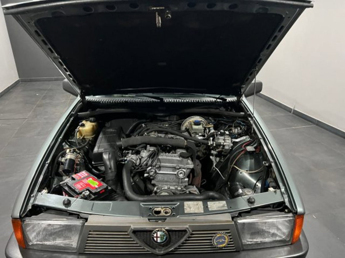 Alfa Romeo 75 1.6 (14)