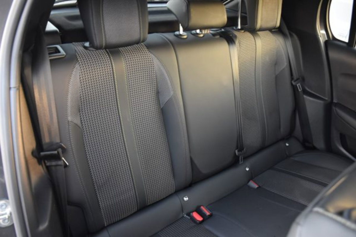 Peugeot 208 PureTech 130 Stop&Start EAT8 5 porte GT (20)