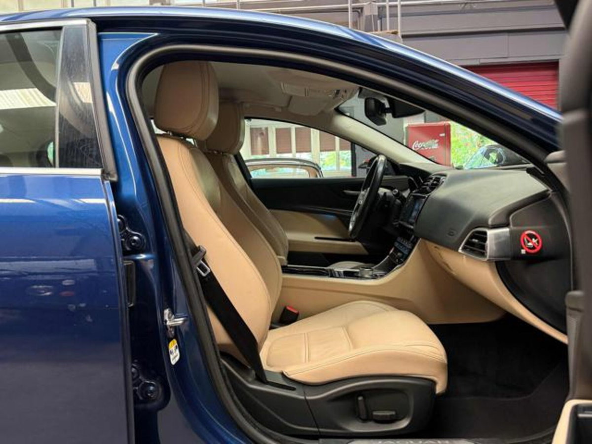 Jaguar XE 2.0 D Turbo 180CV aut. Prestige (13)