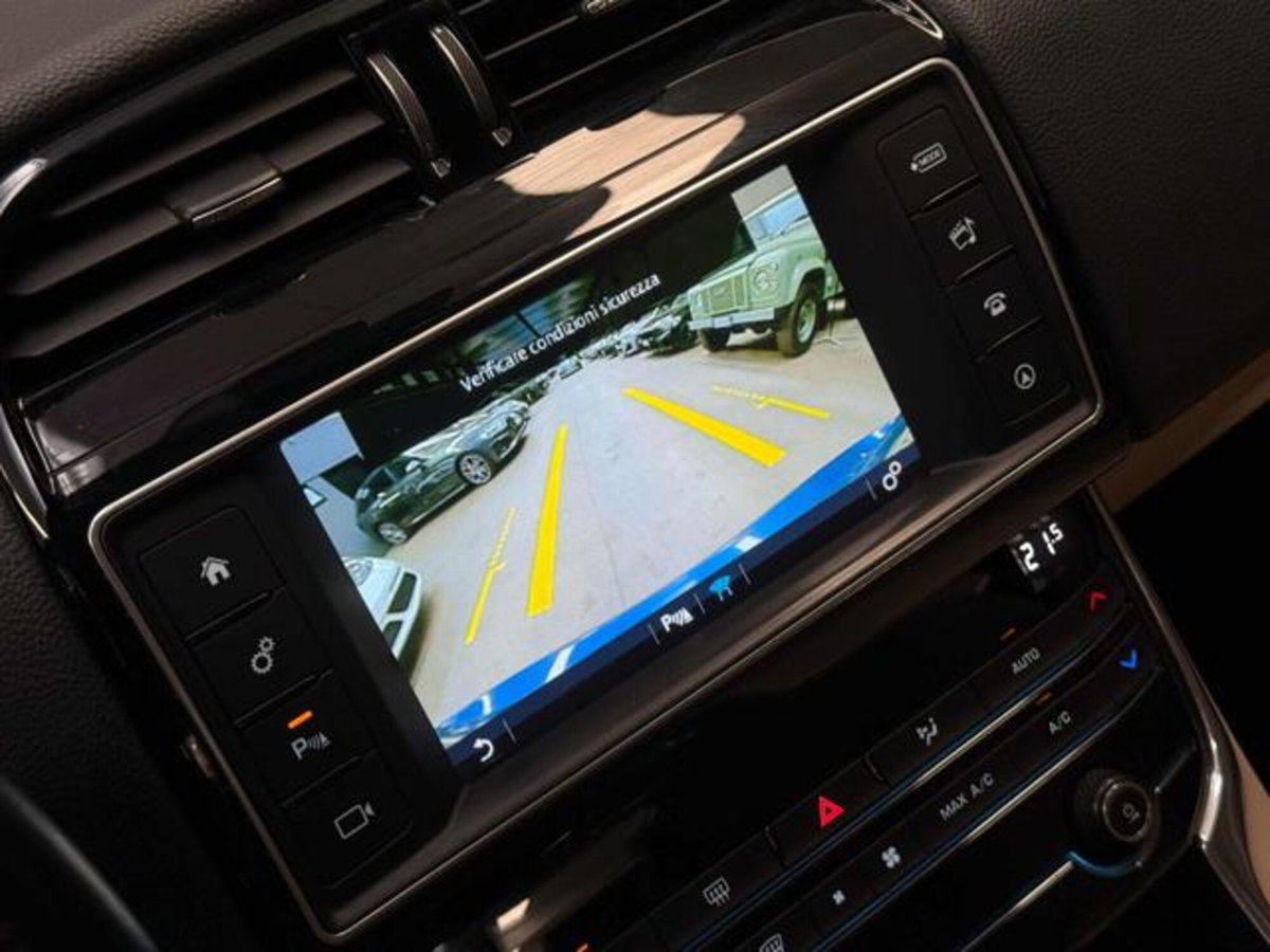 Jaguar XE 2.0 D Turbo 180CV aut. Prestige (16)