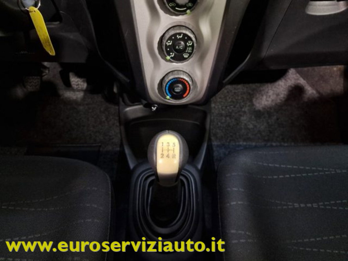 Toyota Yaris 1.3 5 porte Sol (20)
