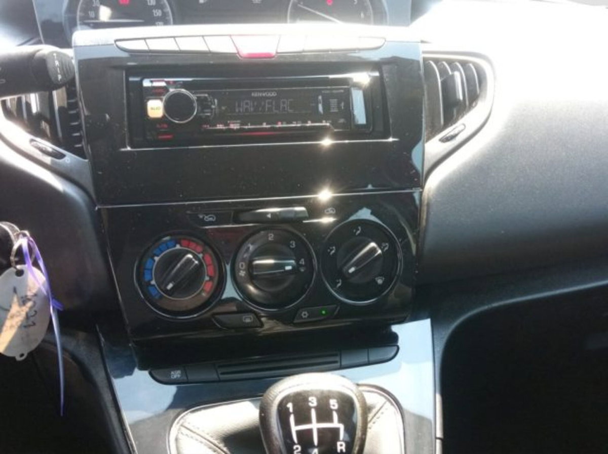 Lancia Ypsilon 1.2 69 CV 5 porte Silver (16)