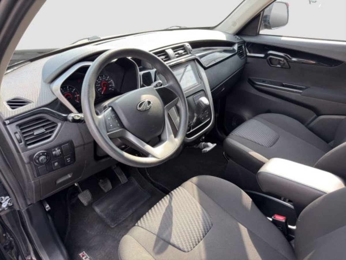 Mahindra KUV100 1.2 K8 (9)