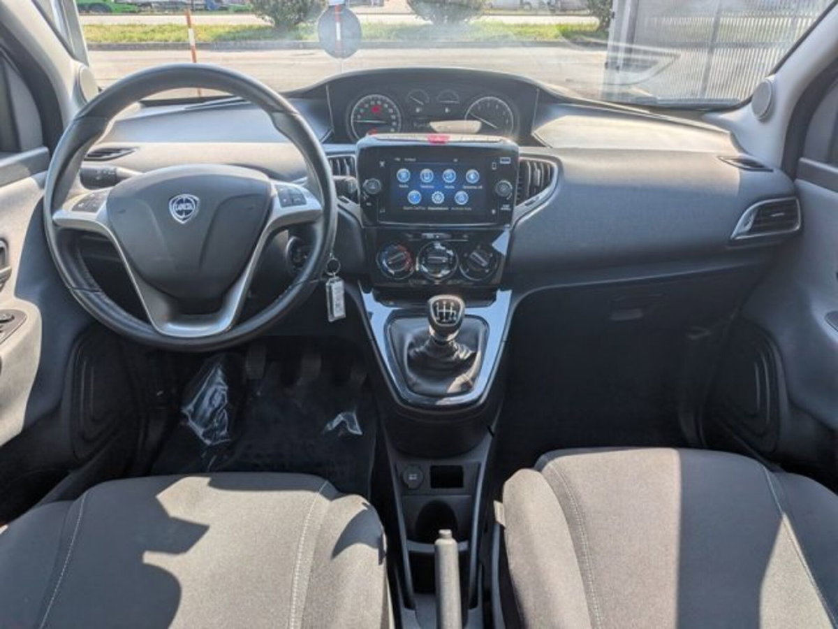 Lancia Ypsilon 1.0 FireFly 5 porte S&S Hybrid Ecochic Gold (4)