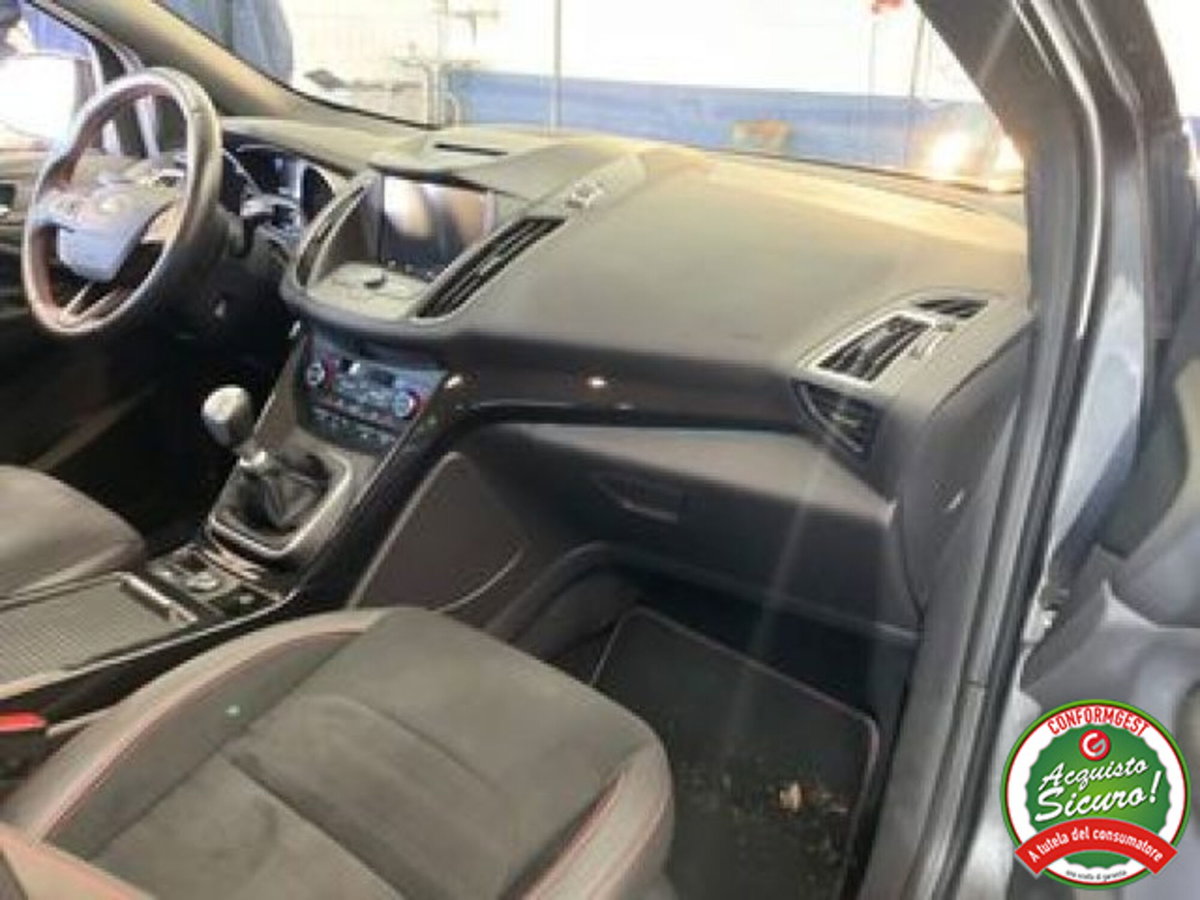 Ford Kuga 1.5 EcoBoost 150 CV 2WD ST-Line (8)